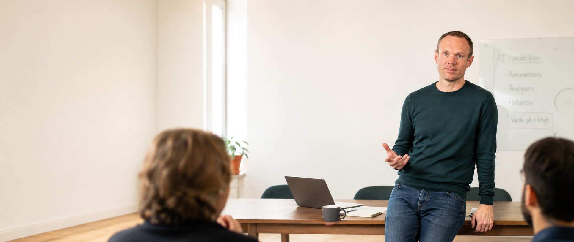 Olle Söderqvist leder en praktisk AI-workshop i ett ljust mötesrum